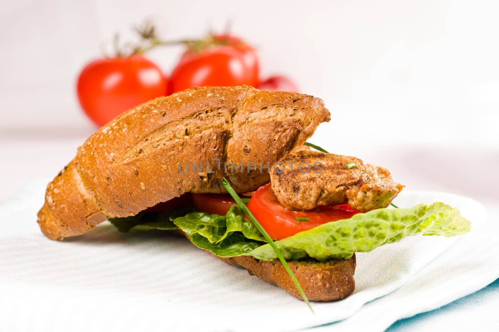 wholemeal sandwich with pork fillet,lettuce,tomatoes and bell pepper