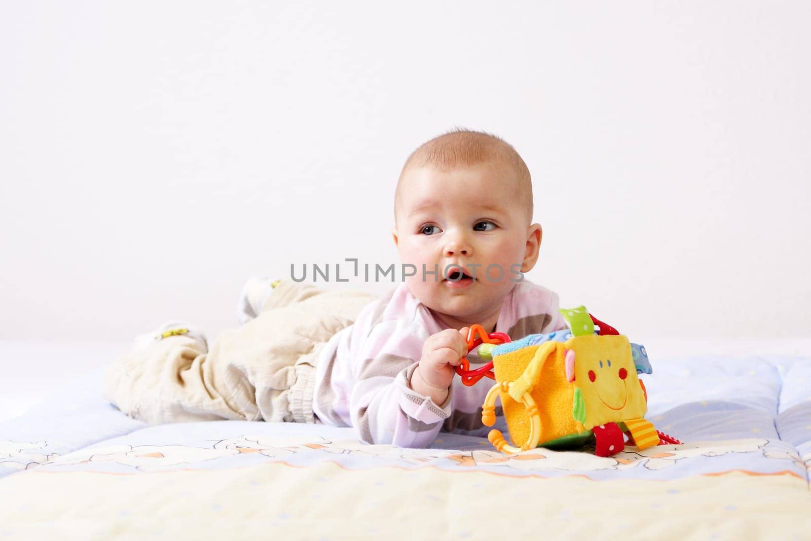 Baby auf Spieldecke