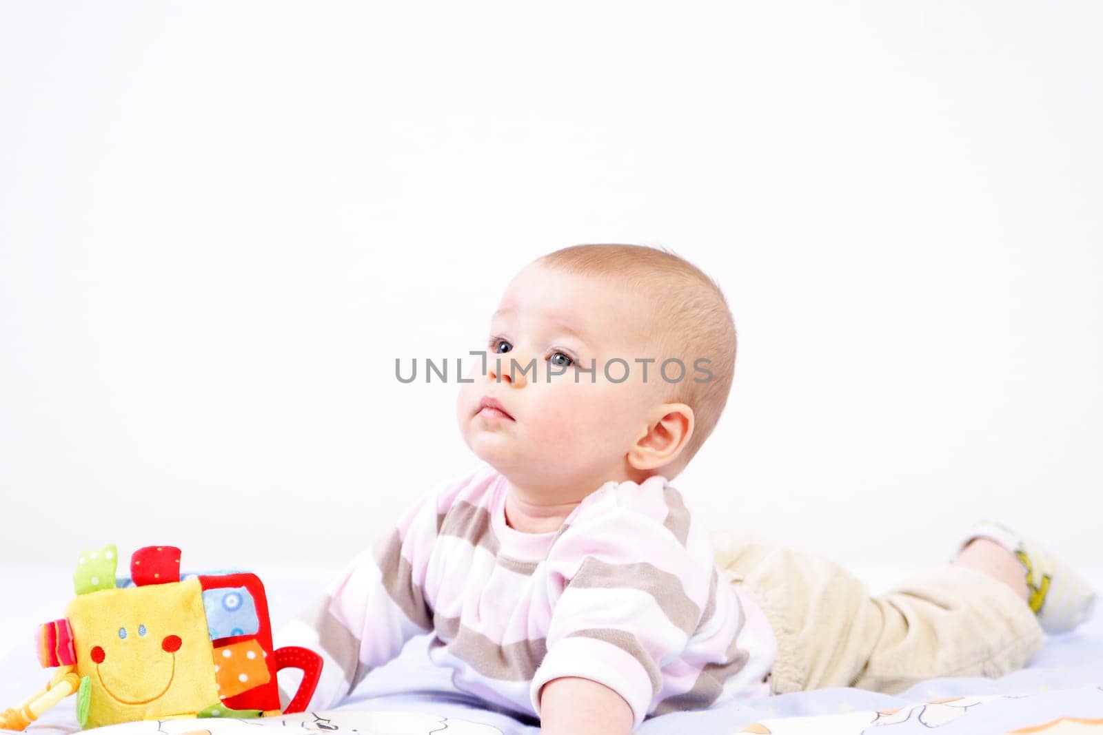 Baby auf Spieldecke