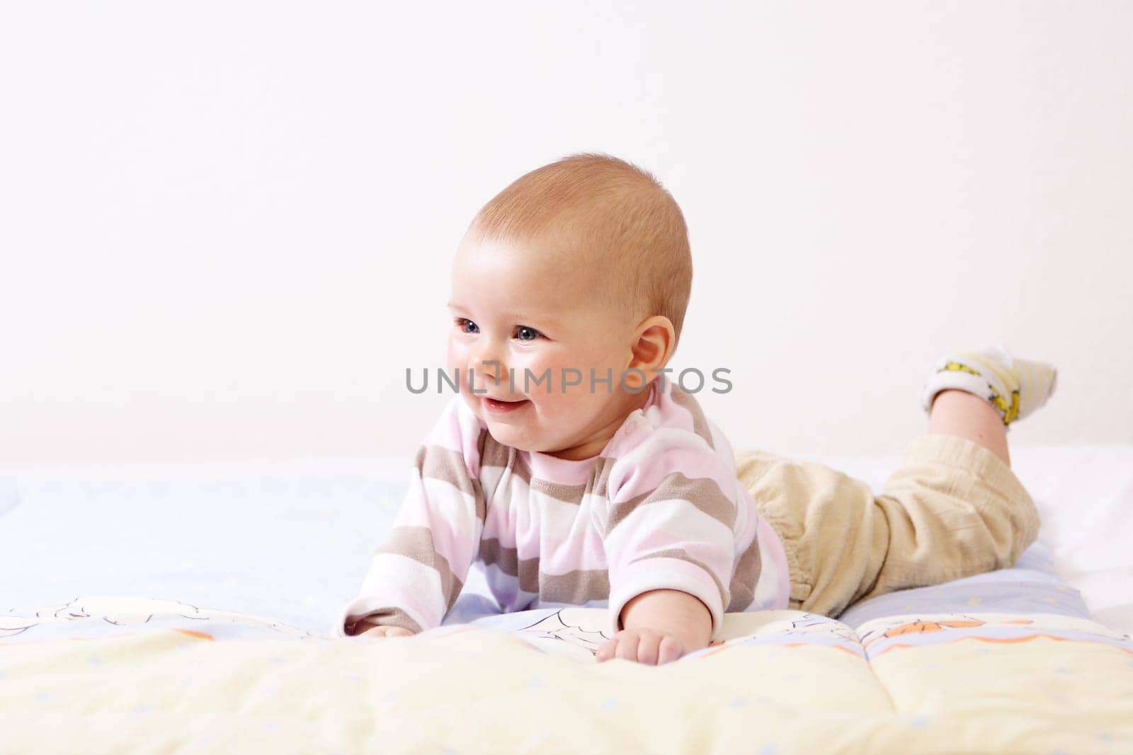 Baby auf Spieldecke