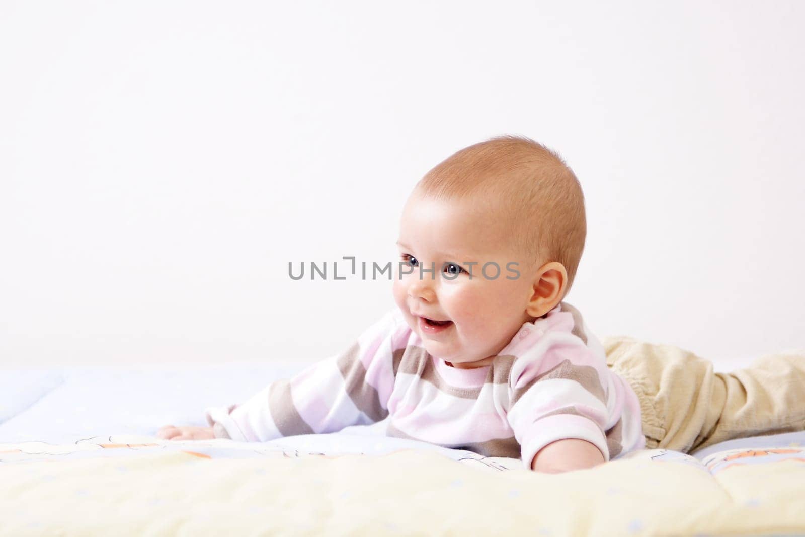 Baby auf Spieldecke