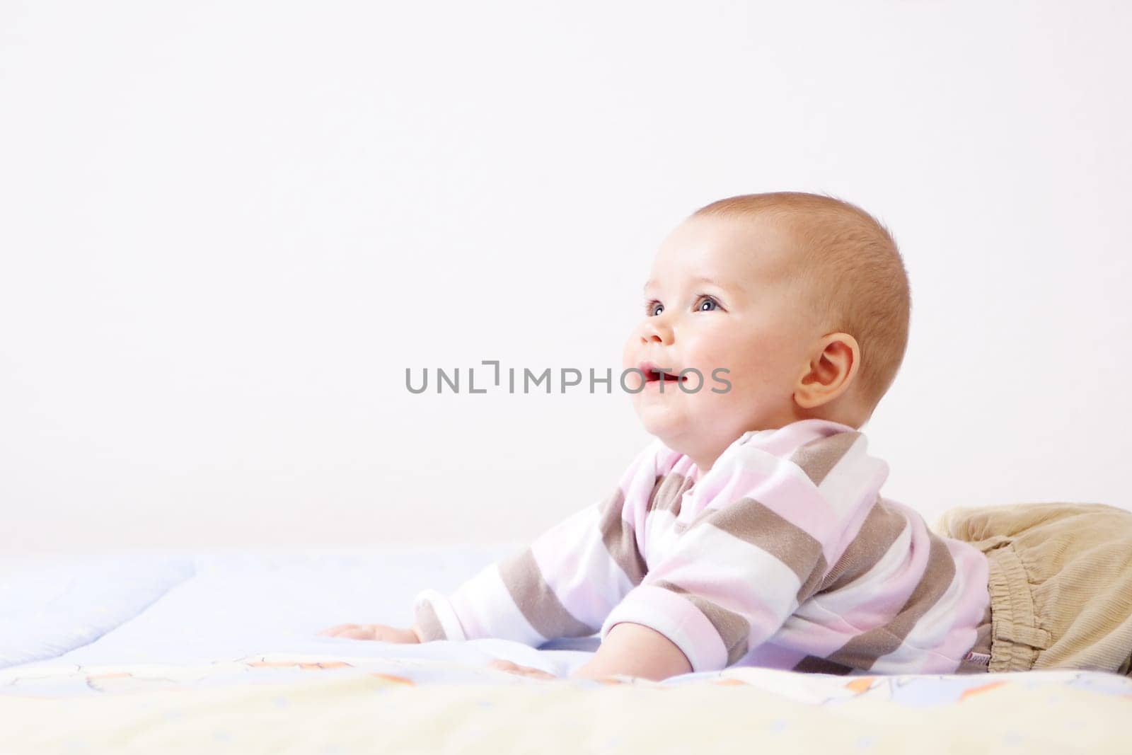 Baby auf Spieldecke