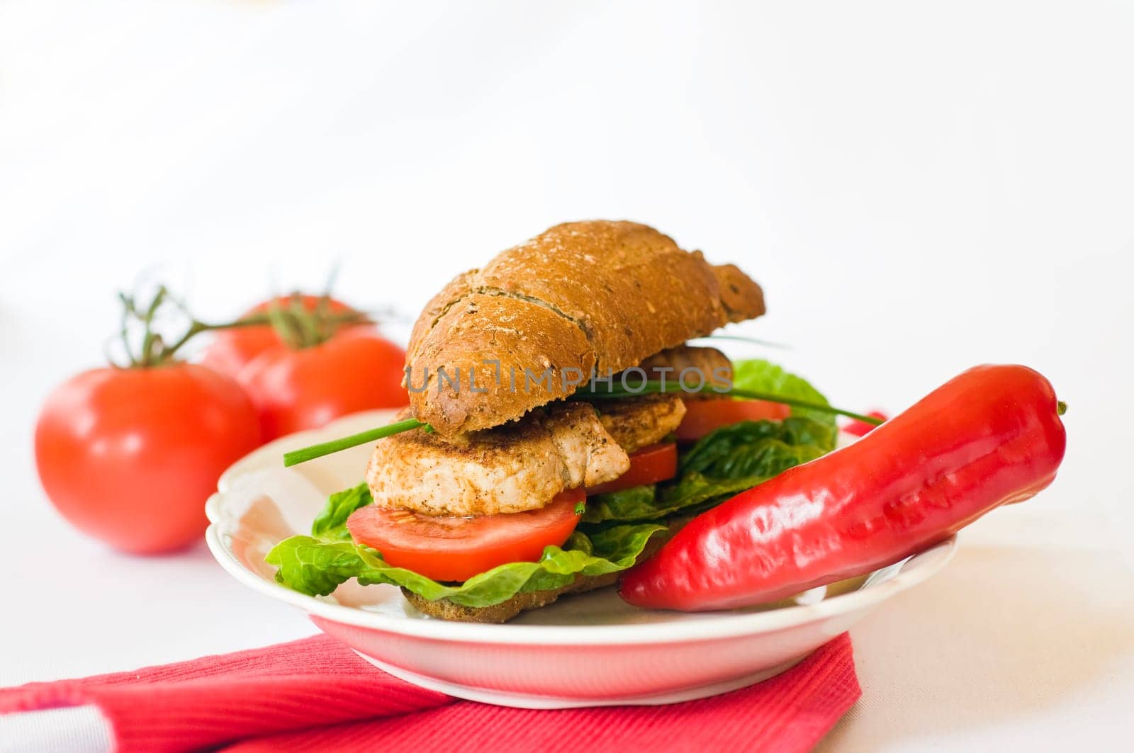 wholemeal sandwich with pork fillet,lettuce,tomatoes and bell pepper