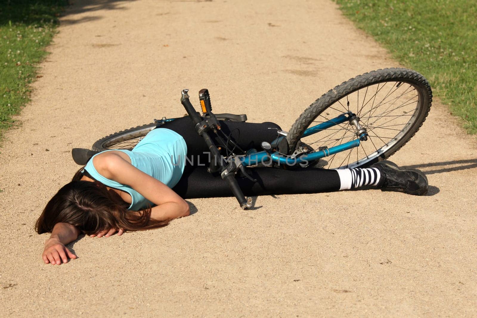 crash with bike on the road