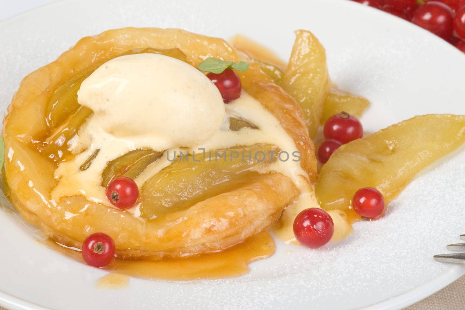 Apple slices with ice cream