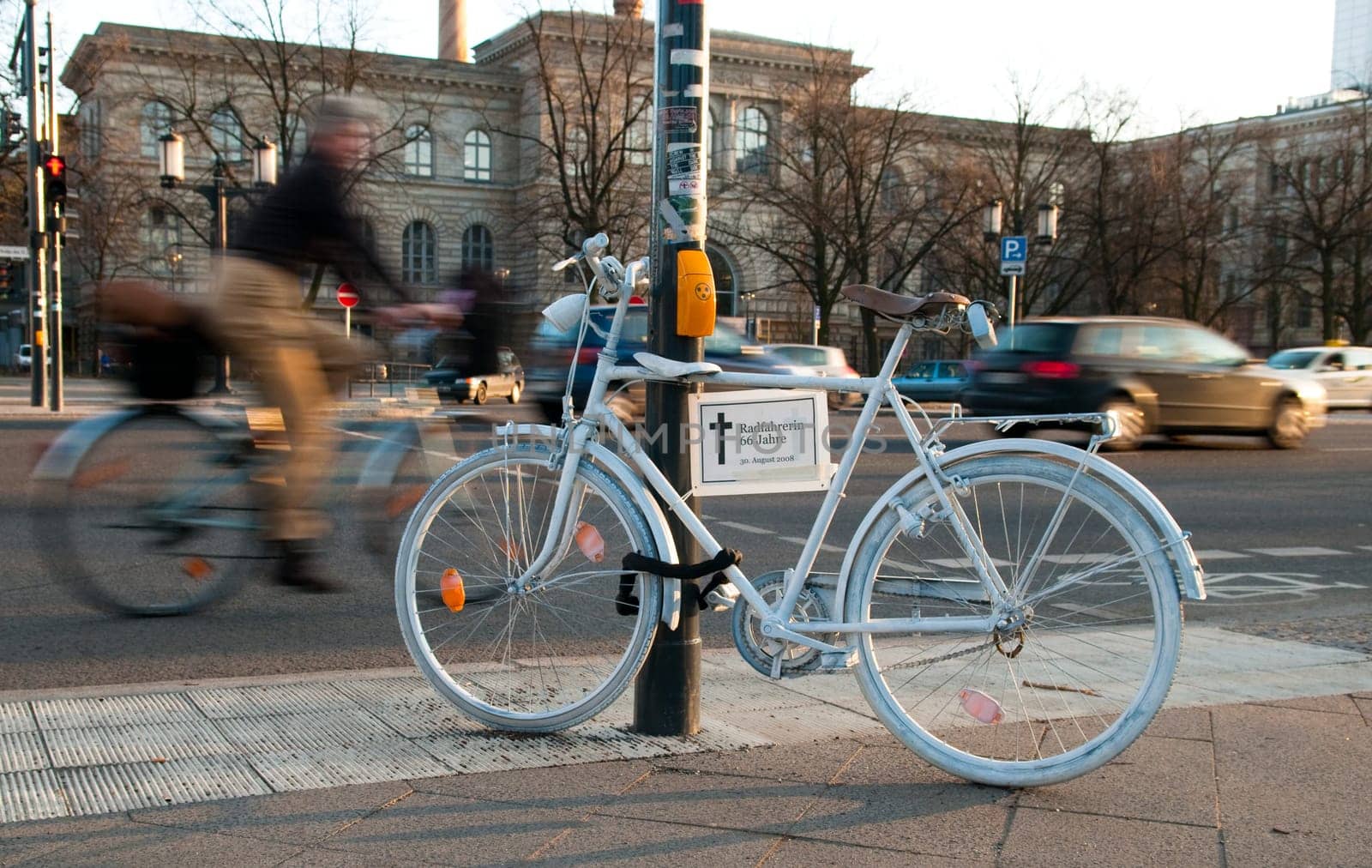 Fahrradfahrerin mit weißem Fahrrad