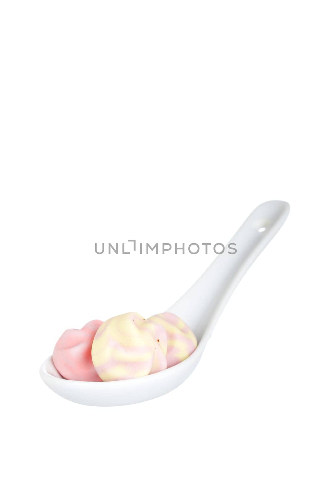 Marshmallows in the spoon