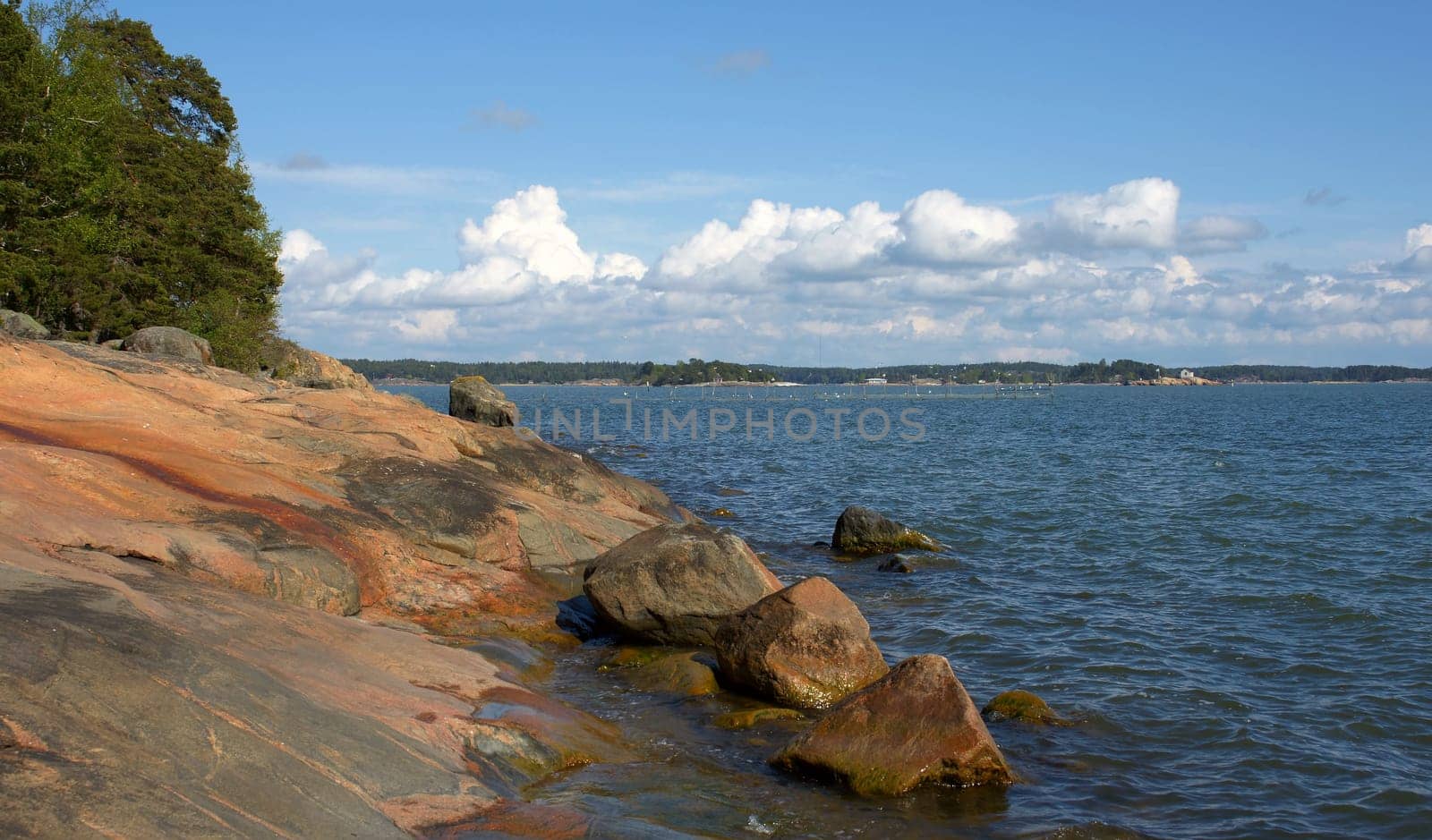 The island is located in front of Turku and is THE excursion island for the city. Here you will find many leisure activities and a botanical garden. Finland