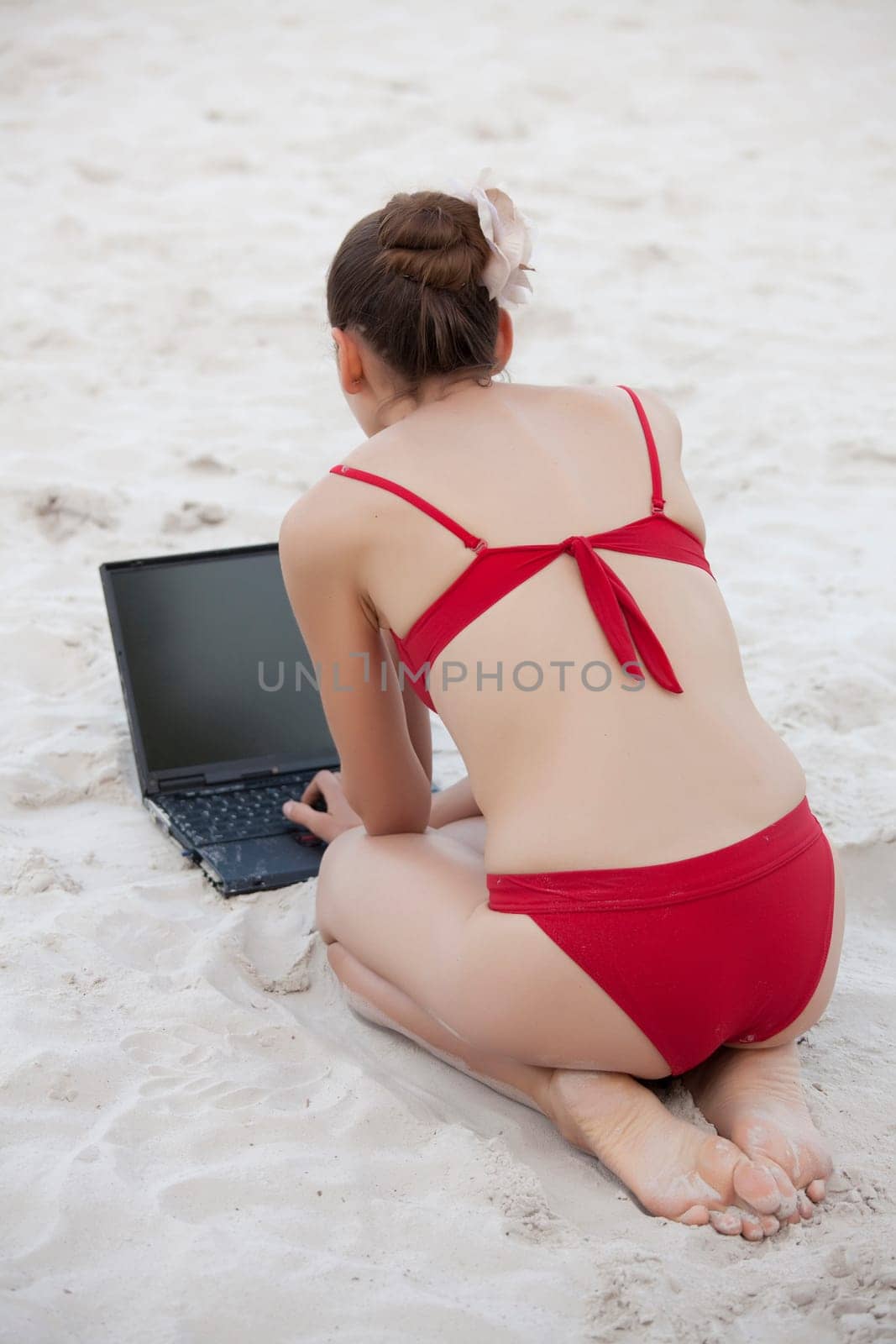 Dream with laptop on the beach