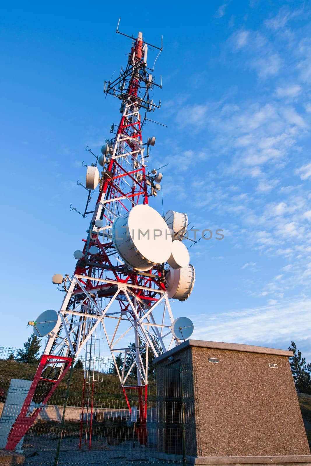 Telecommunications tower