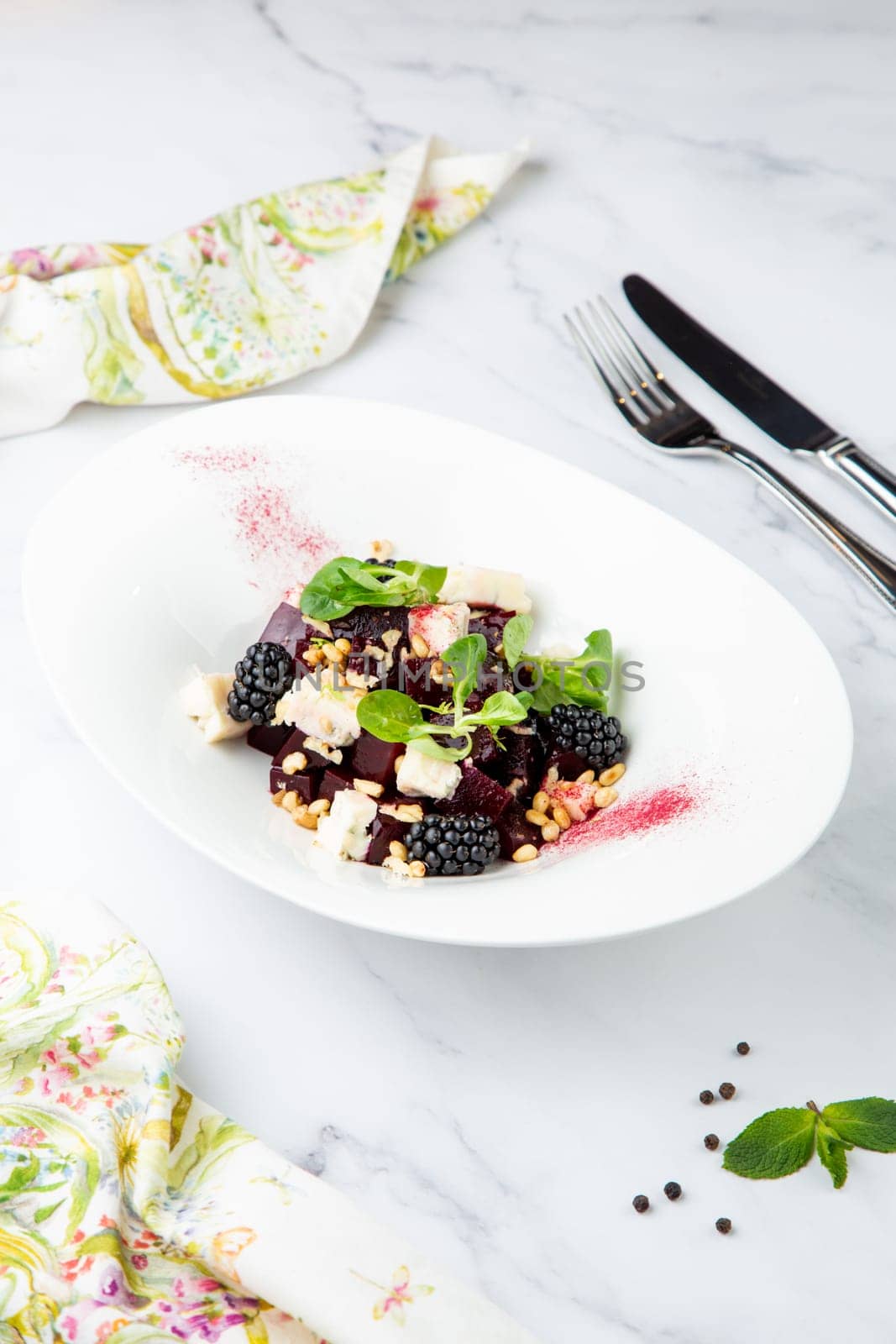 salad of blackberries, beets, seeds and cheese