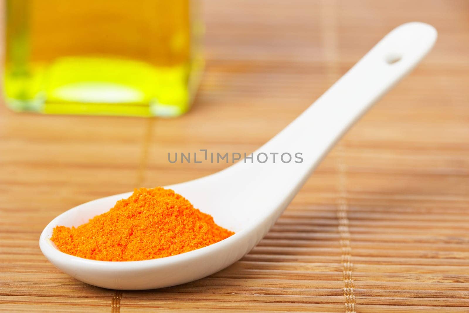 Saffron in the spoon