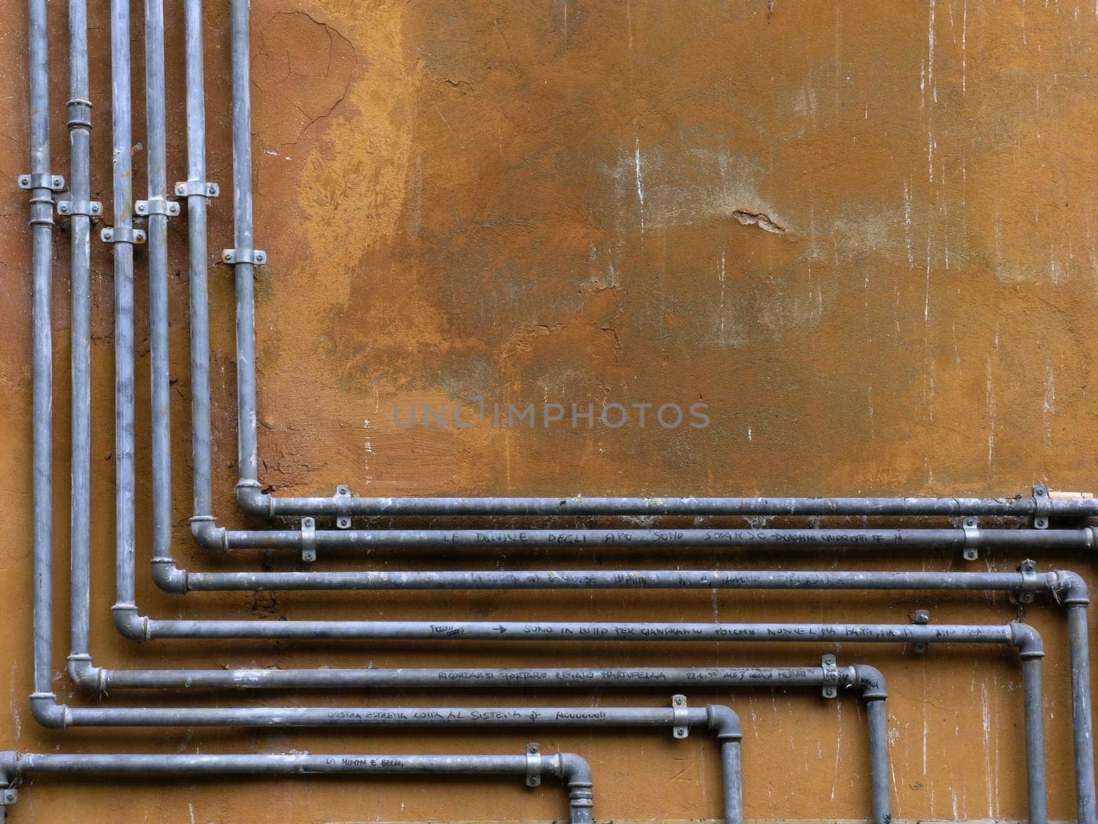 Surface-mounted water pipes