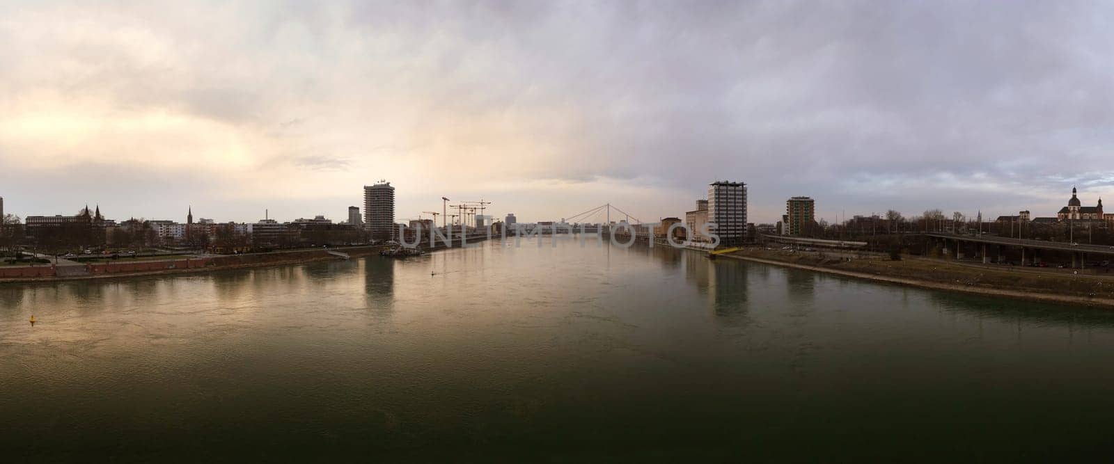 Rhine between Ludwigshafen and Mannheim