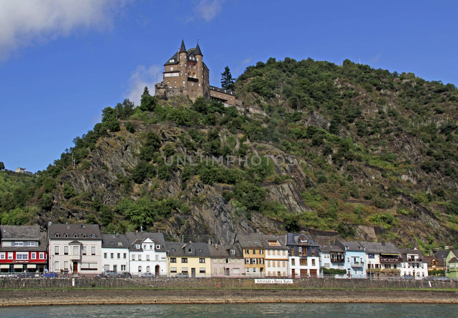 Sankt Goarshausen is located at the foot of the Loreley. Katz Castle (Neu-Katzenelnbogen Castle),which towers over the town,was built around 1371 by Count Wilhelm II of Katzenelnbogen as a reaction to the construction of Maus Castle by the Archbishops of Trier.