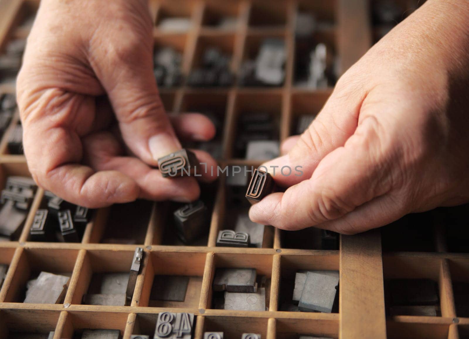 holding outline metal type