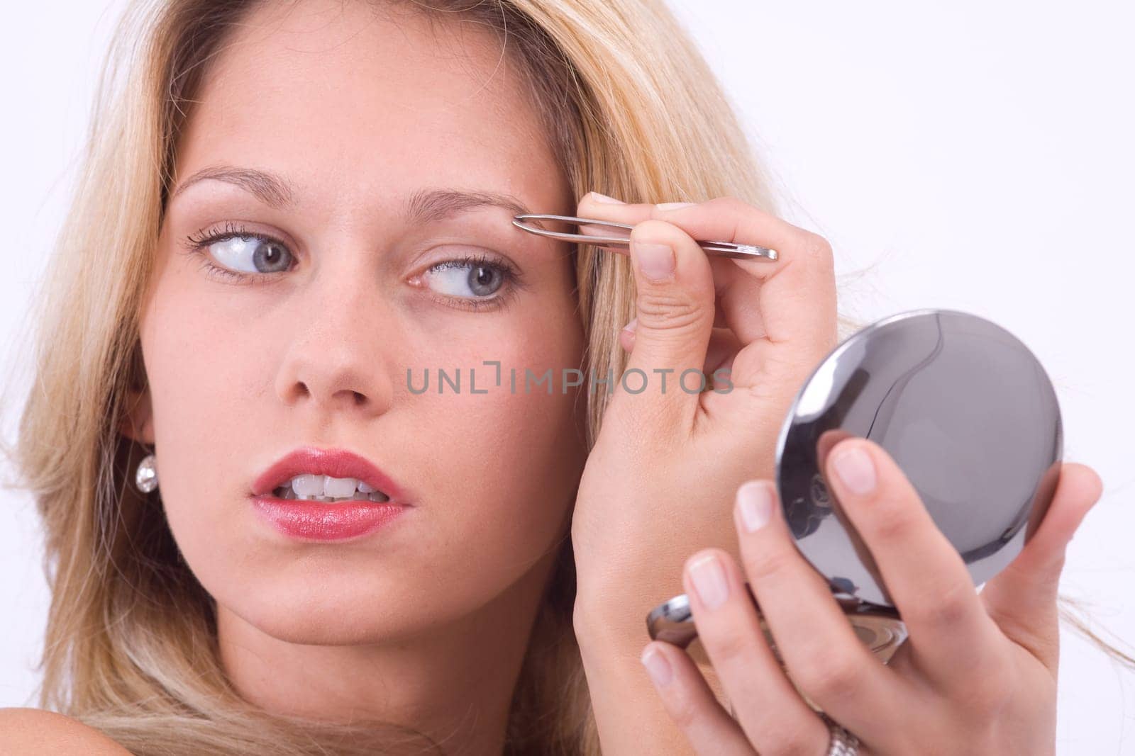 Plucking brows