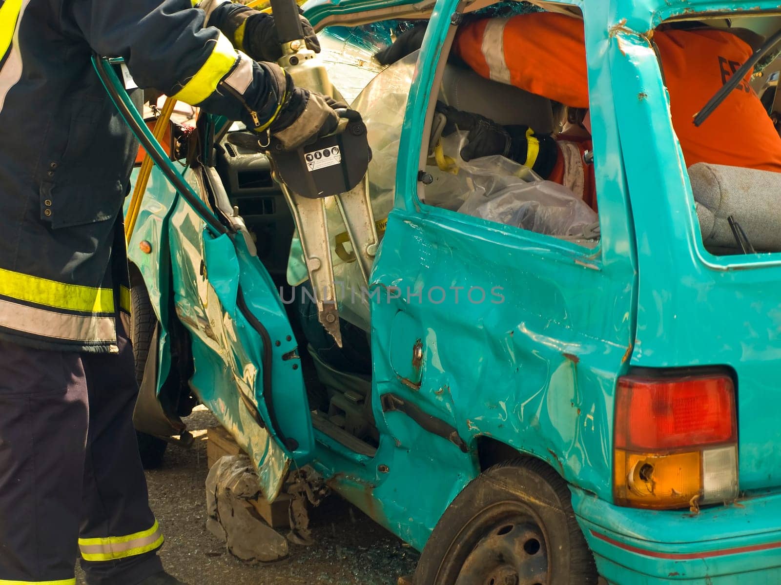 Fire brigade operation with rescue scissors