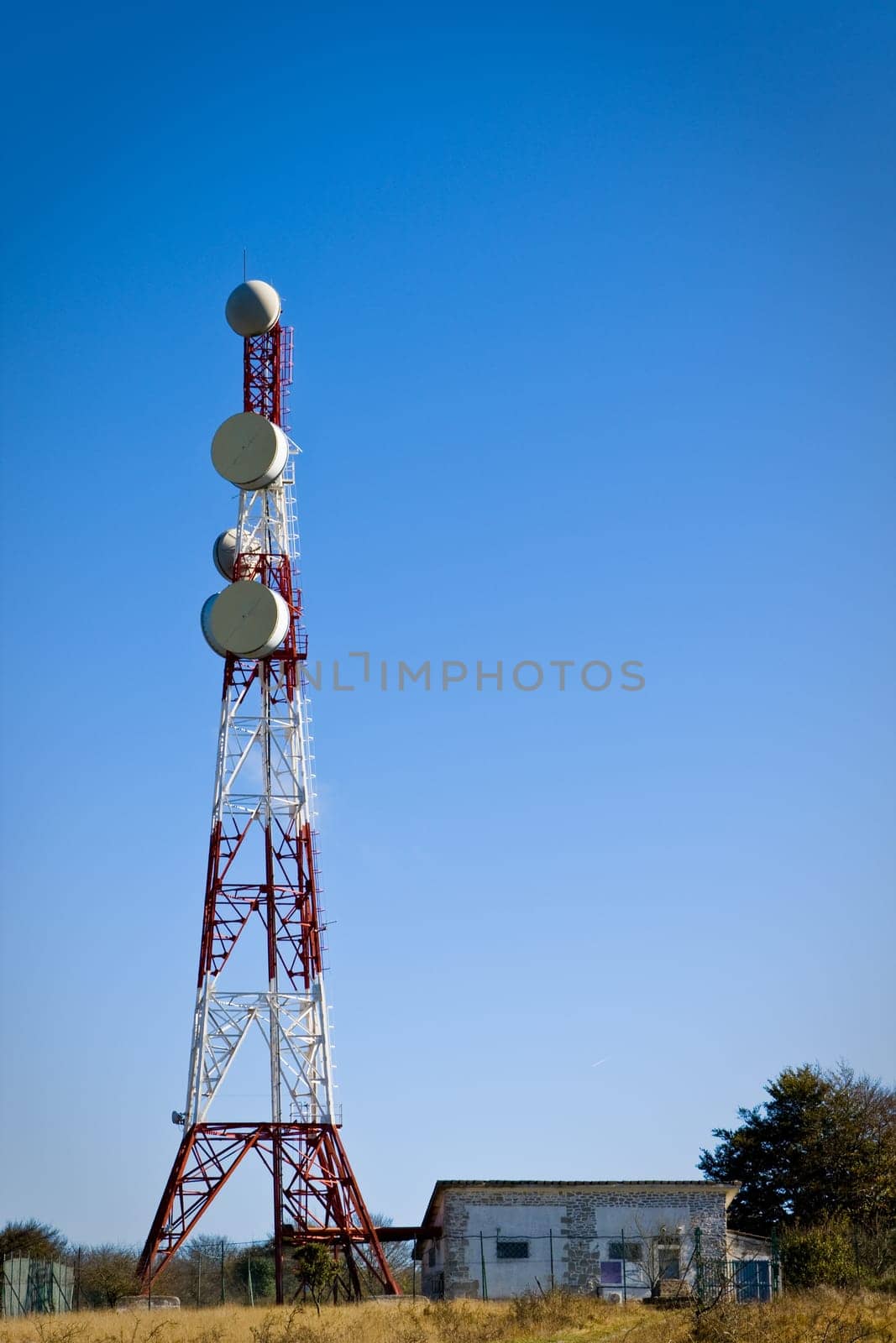 Telecommunications tower