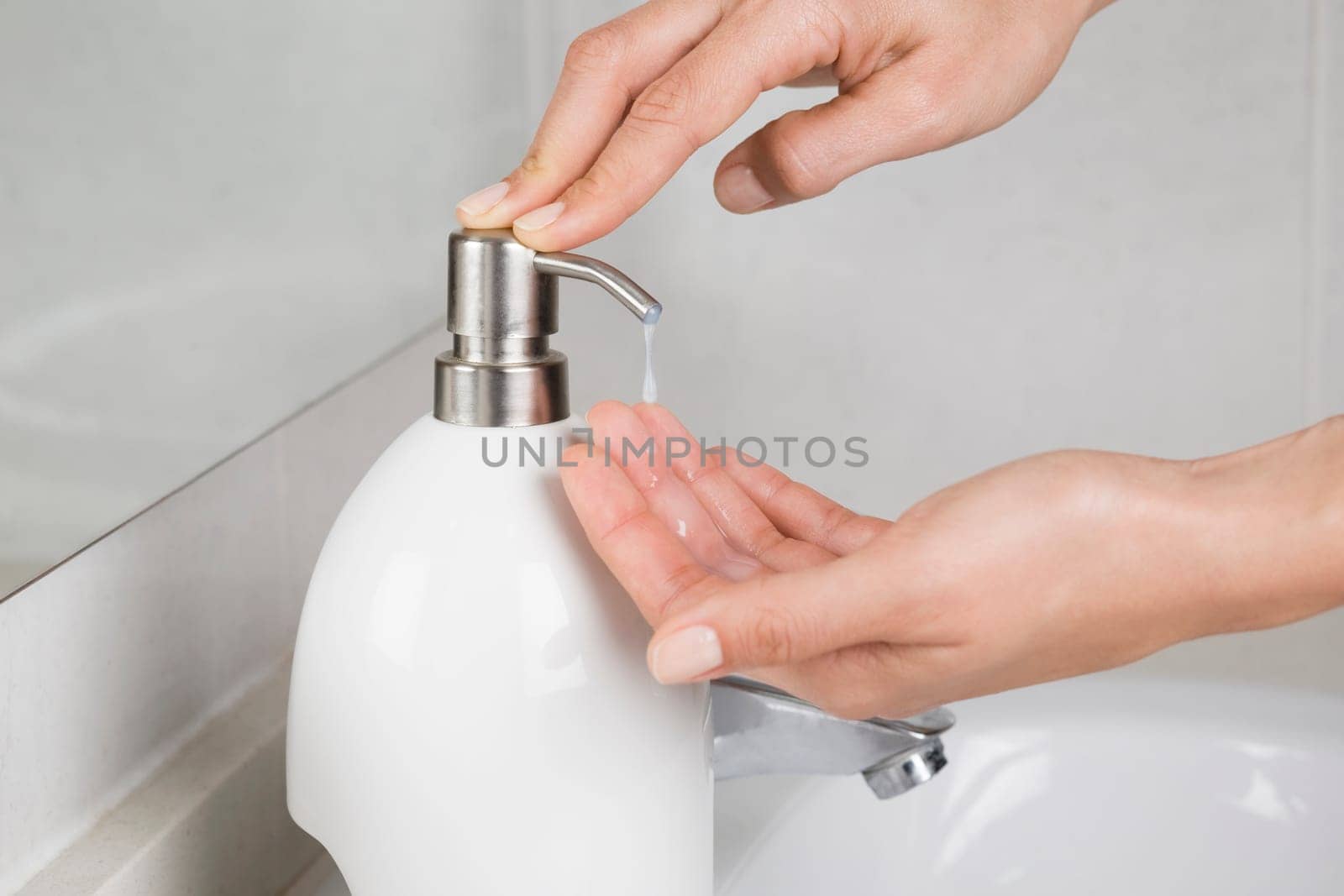 Soap from the dispenser to the hand