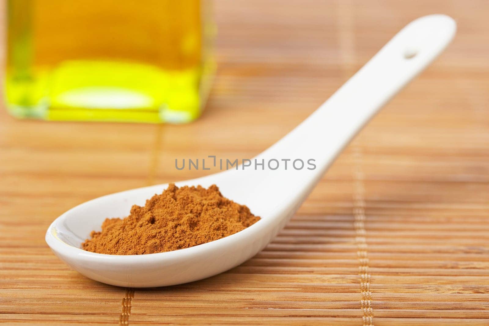 Cinnamon in the spoon