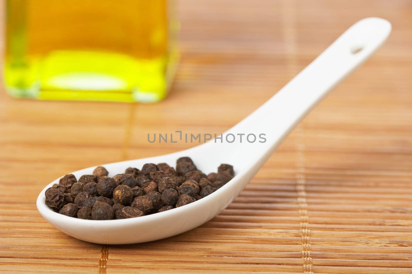 Peppercorns in the spoon