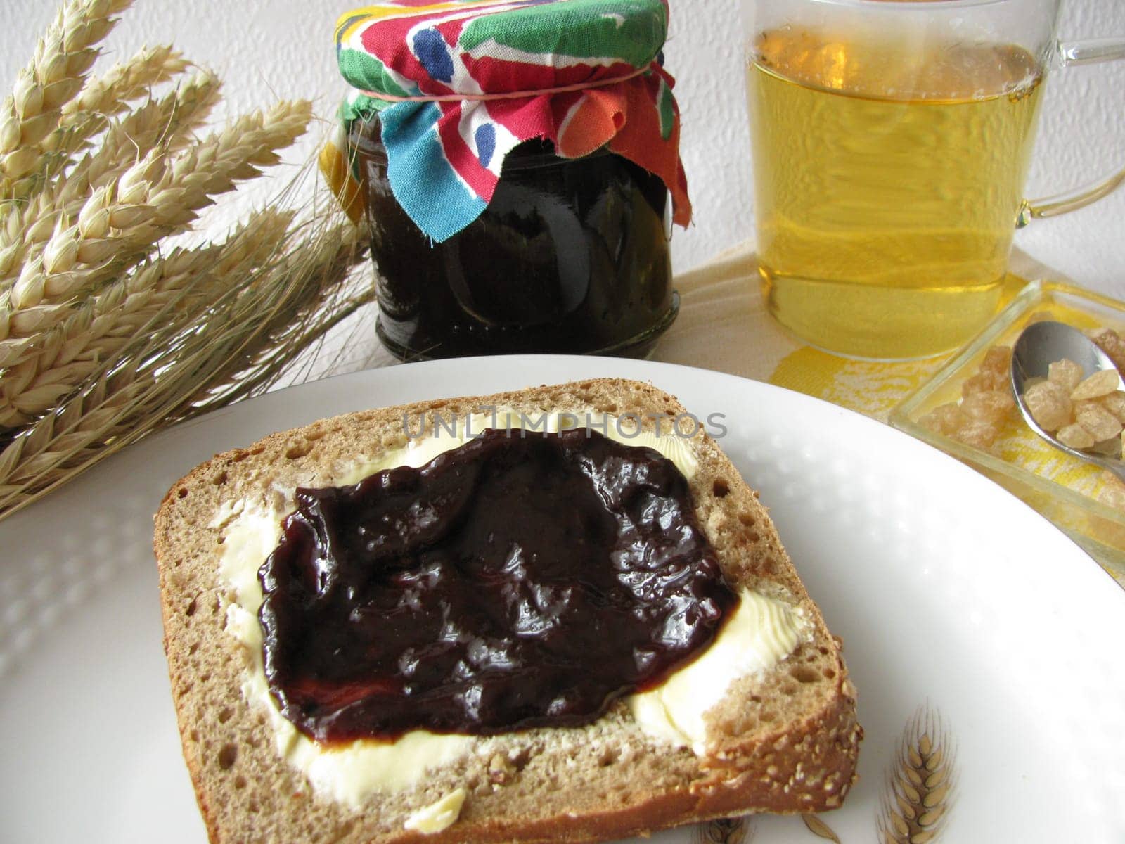 Rye rolls with plum jam