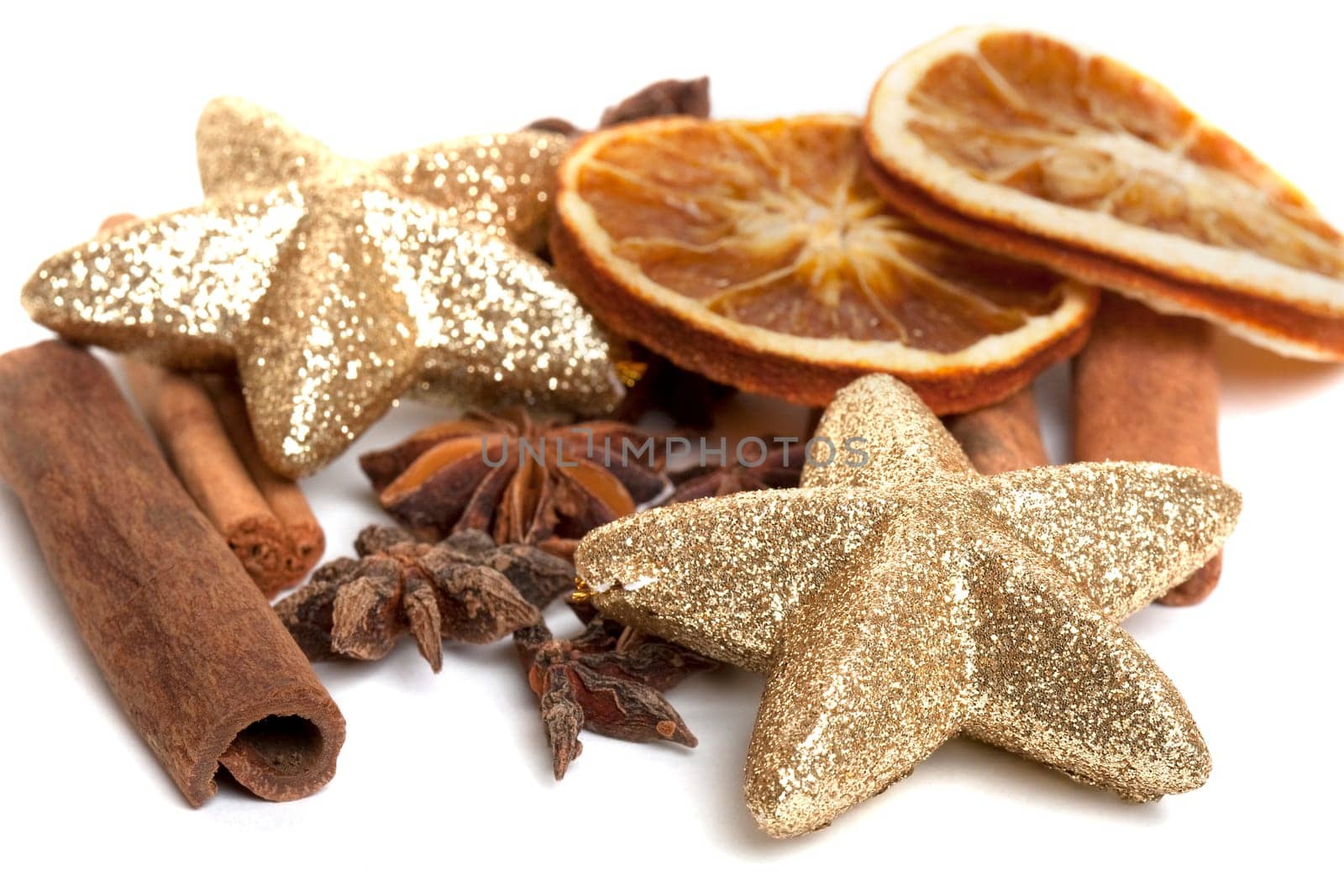 Cinnamon,anise and dried fruit