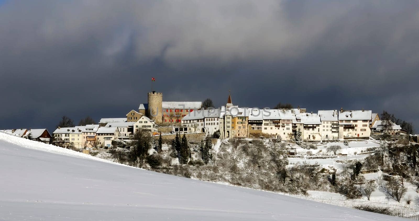 The unique,medieval country town,on top of the eastern flank of the Jura foothills of Lägern,was built in 1244 by the Barons of Regensberg. In 1302,the Regensbergs had to sell their town to the Habsburgs.