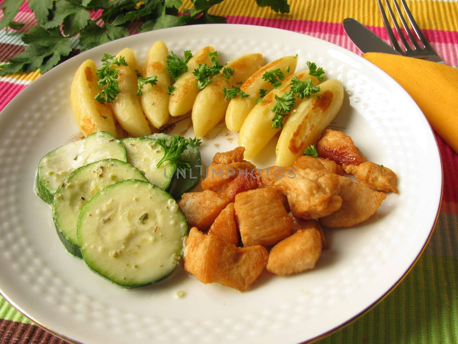 Potato noodles with zucchini and chicken