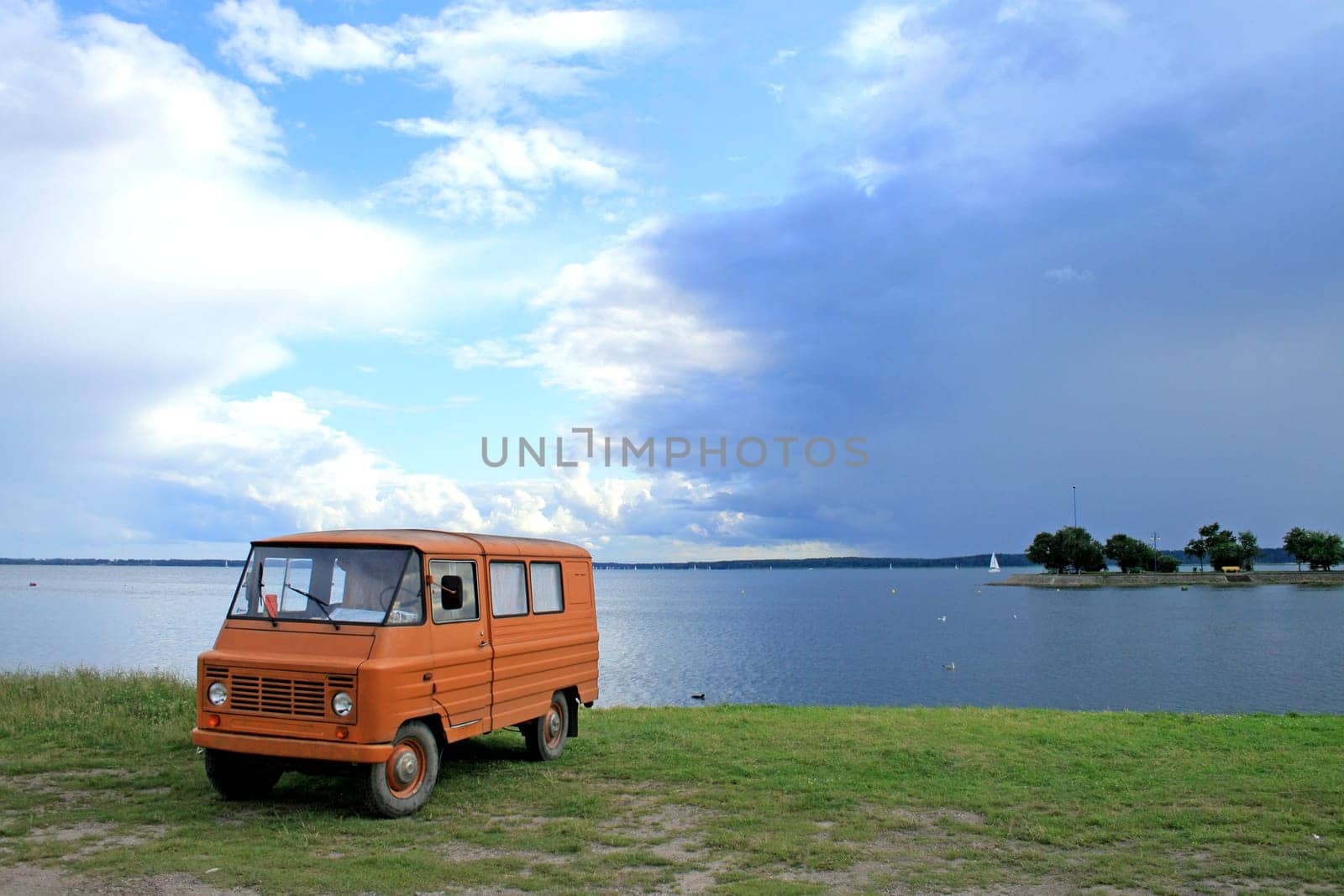 Vintage camper parkedg at the lake