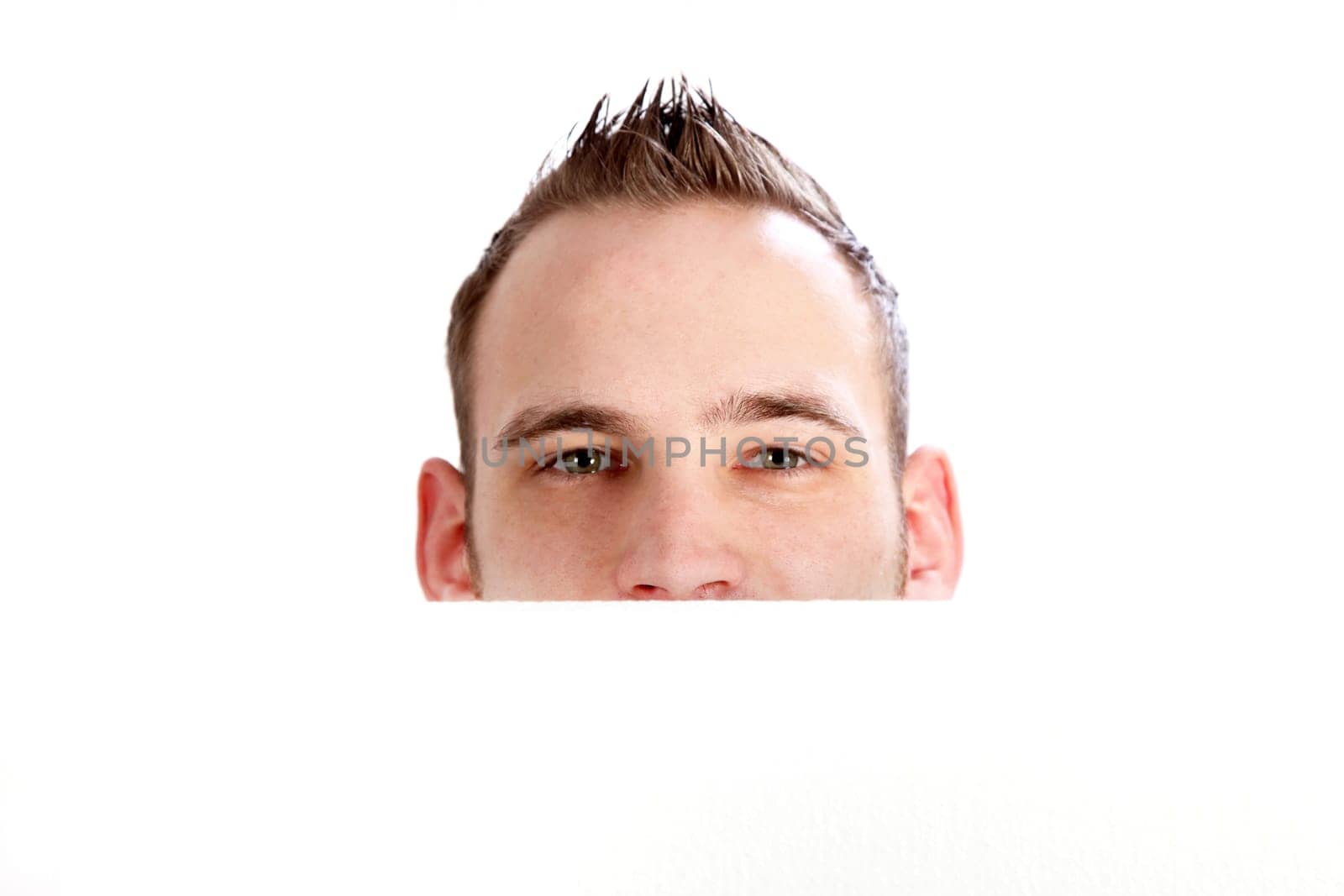 Ein Mann schaut über eine weiße Wand