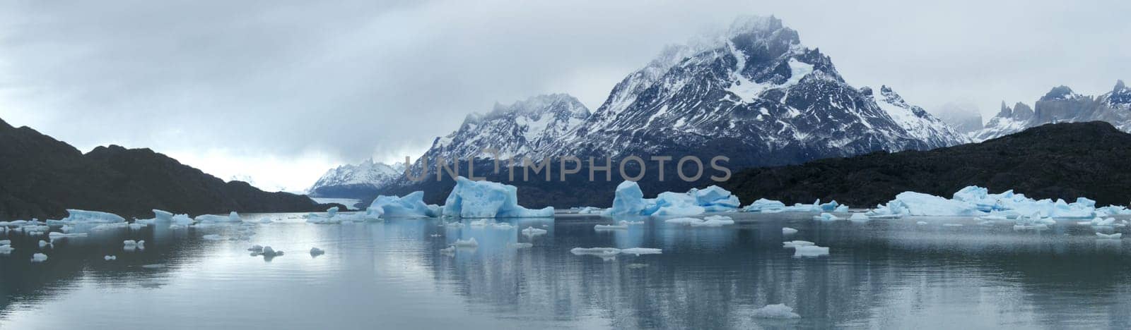Chile, Torres del Paine Park, Lake and Glacier Gray, panoramic