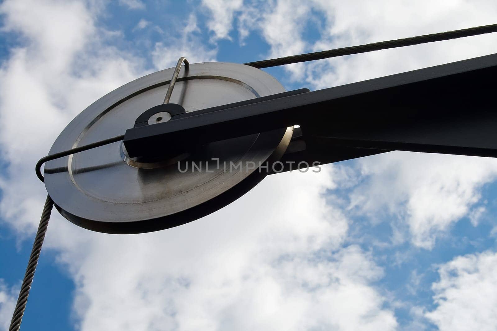 Pulley with a metal cable on fastening