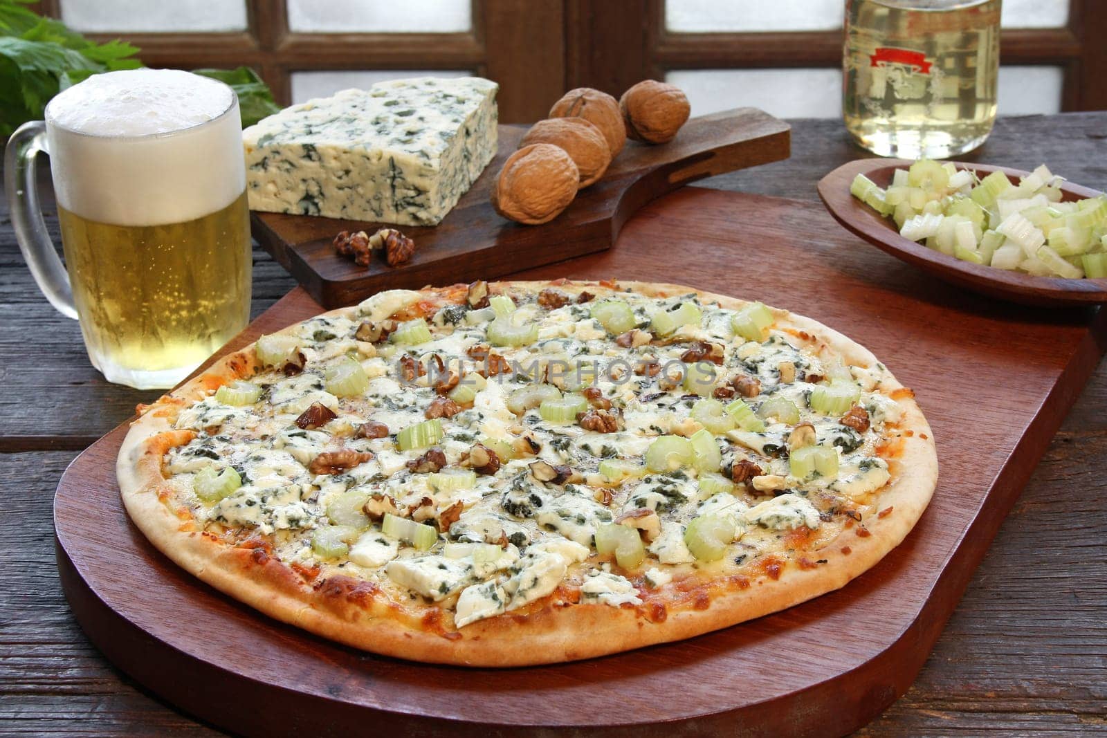 Blue cheese pizza