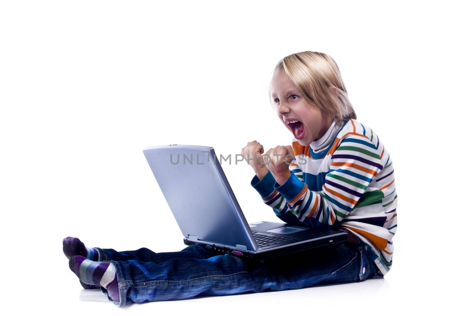 Boy yells at the laptop wd662