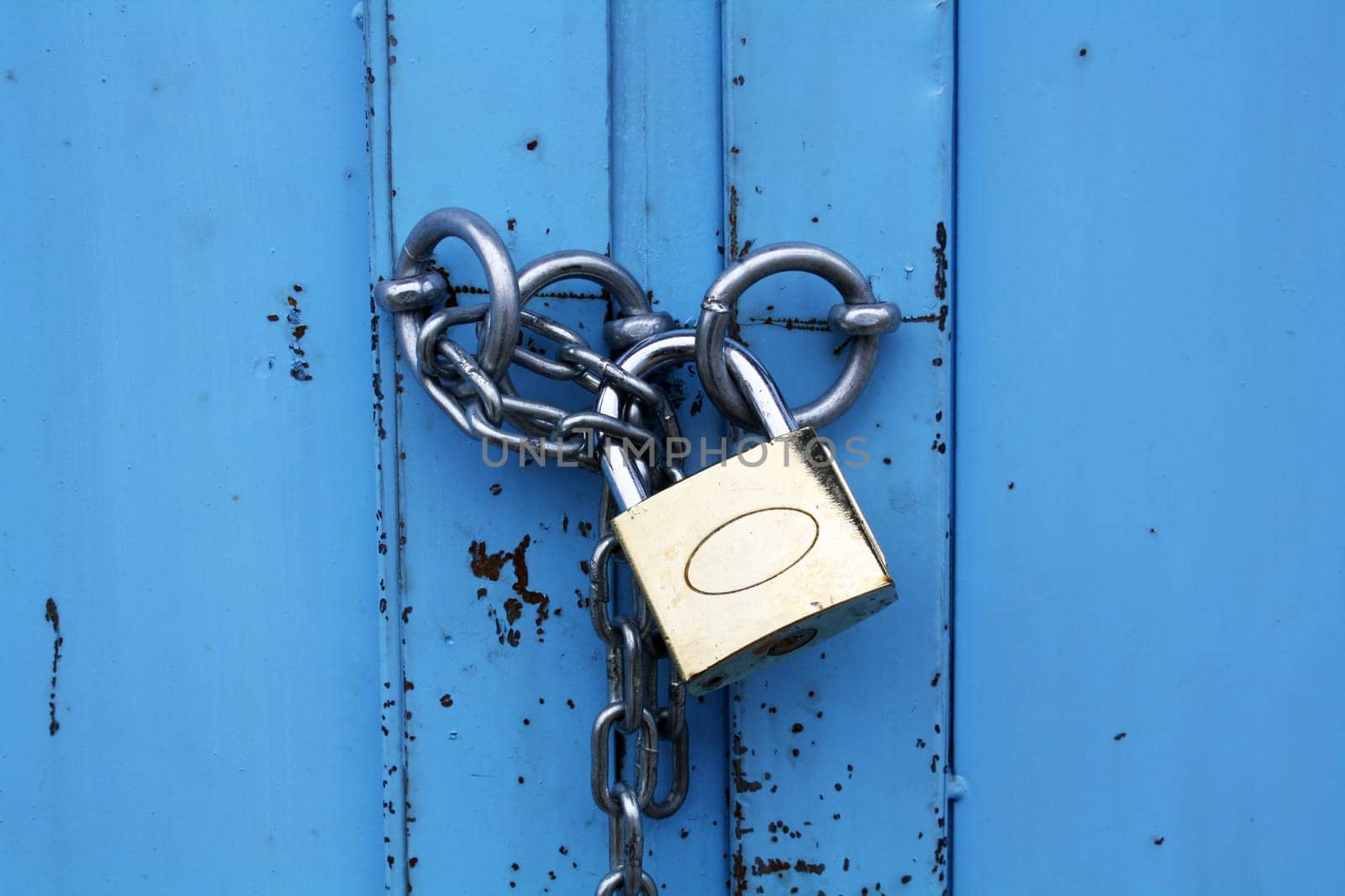 Padlock with chain