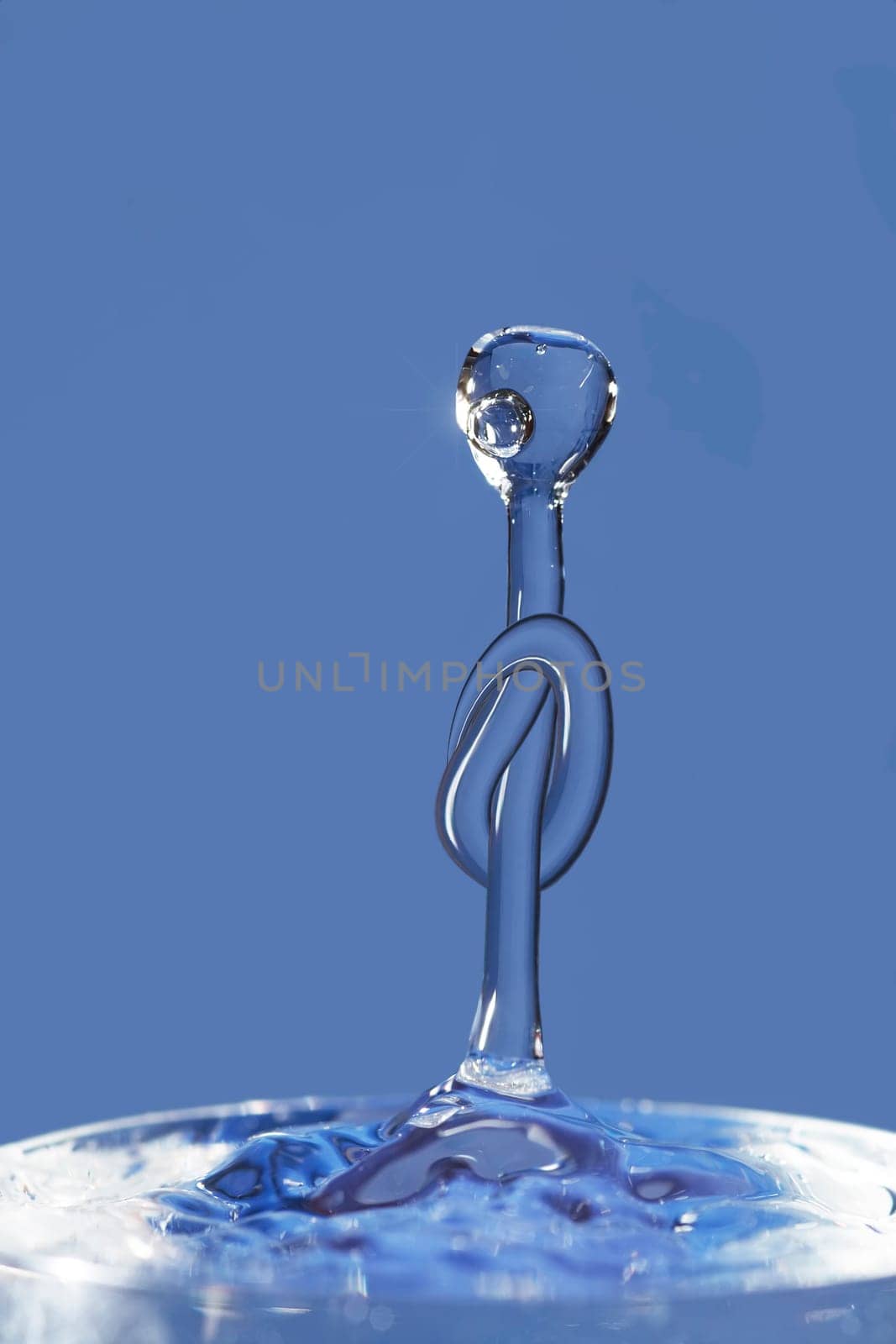 Gordian knot on the water