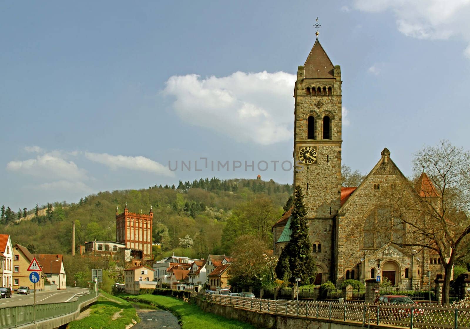 The Hildebrand Mill (1882) with its fortified tower-like silo tower - a reminiscence of contemporary castle romanticism - and St. Peter's Church as a neo-Romanesque Art Nouveau church are located at the outlet of the Weschnitz and the Birkenau valley into the Rhine plain.