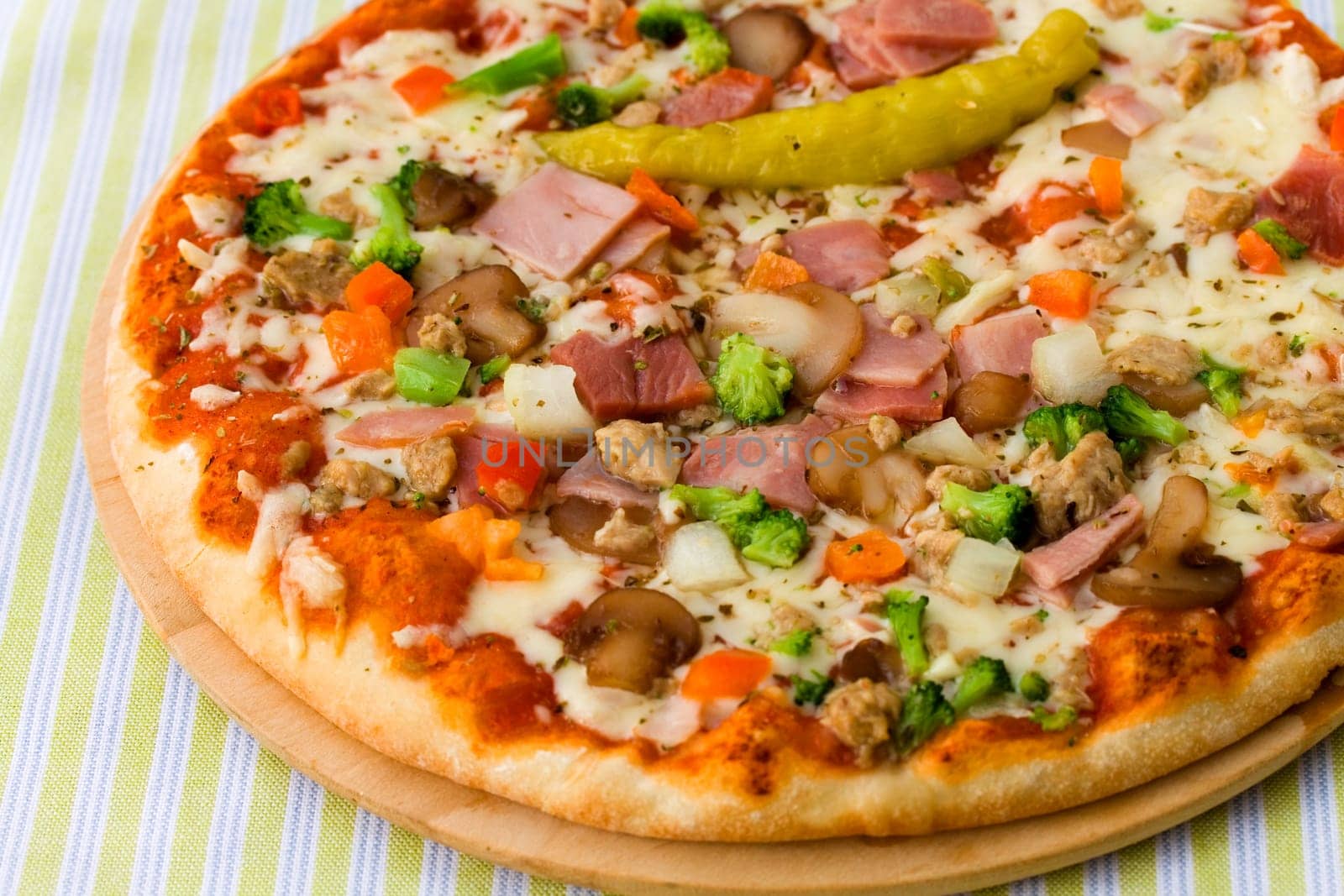 Pizza Supreme with mozzarella,broccoli