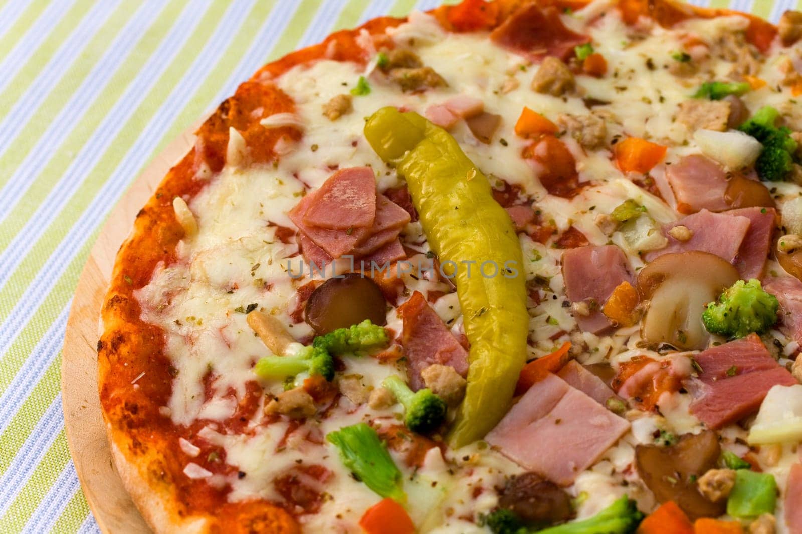 Pizza Supreme with mozzarella,broccoli