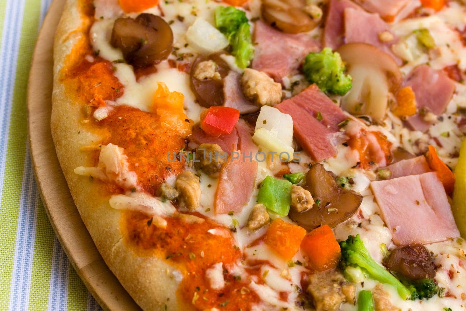 Pizza Supreme with mozzarella,broccoli