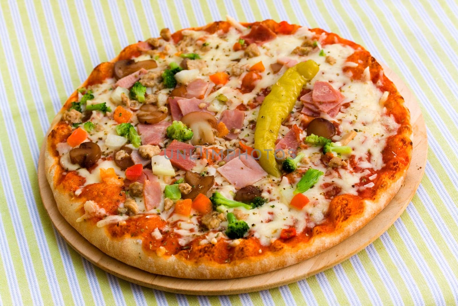 Pizza Supreme with mozzarella,broccoli