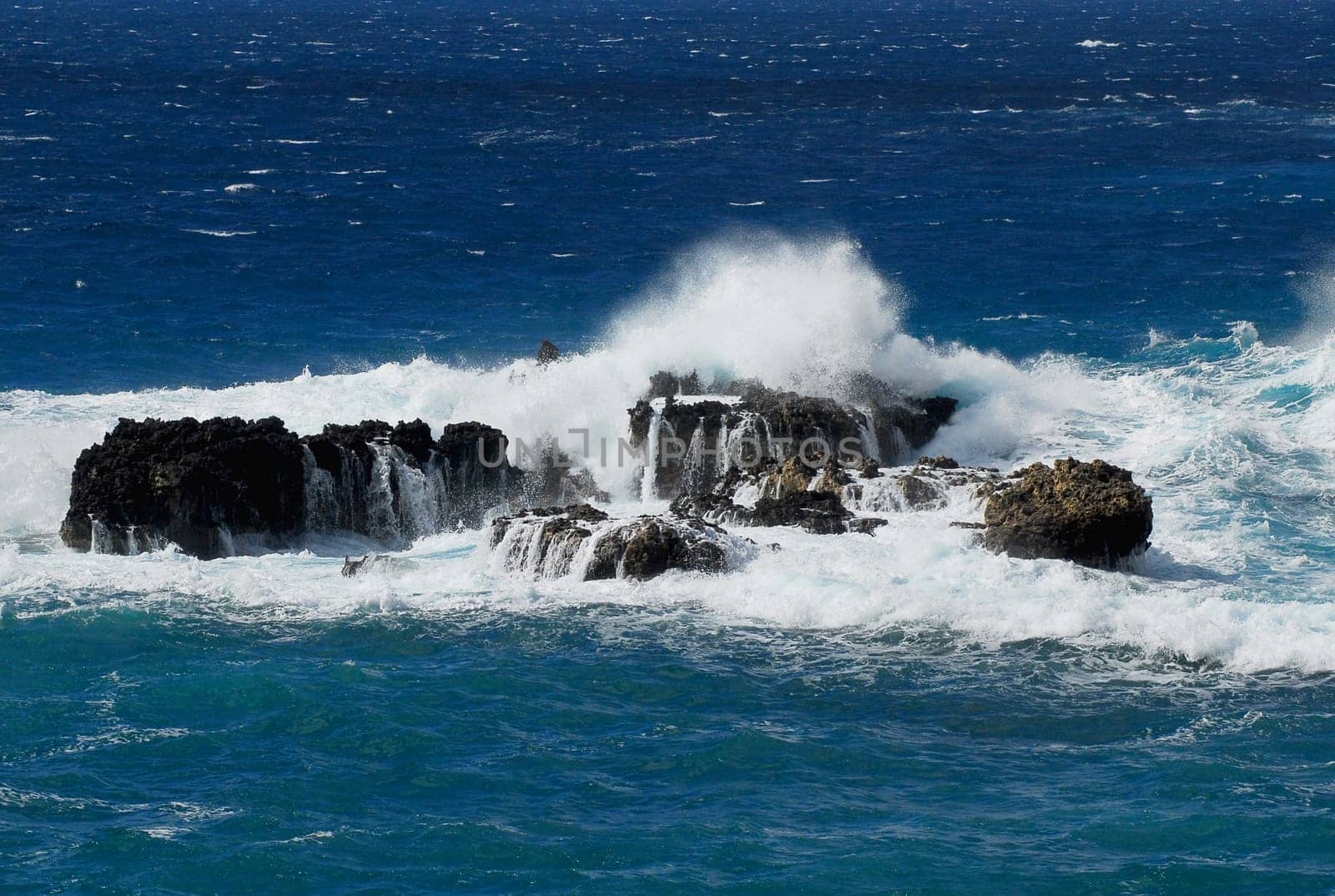 The waves in front of Comino