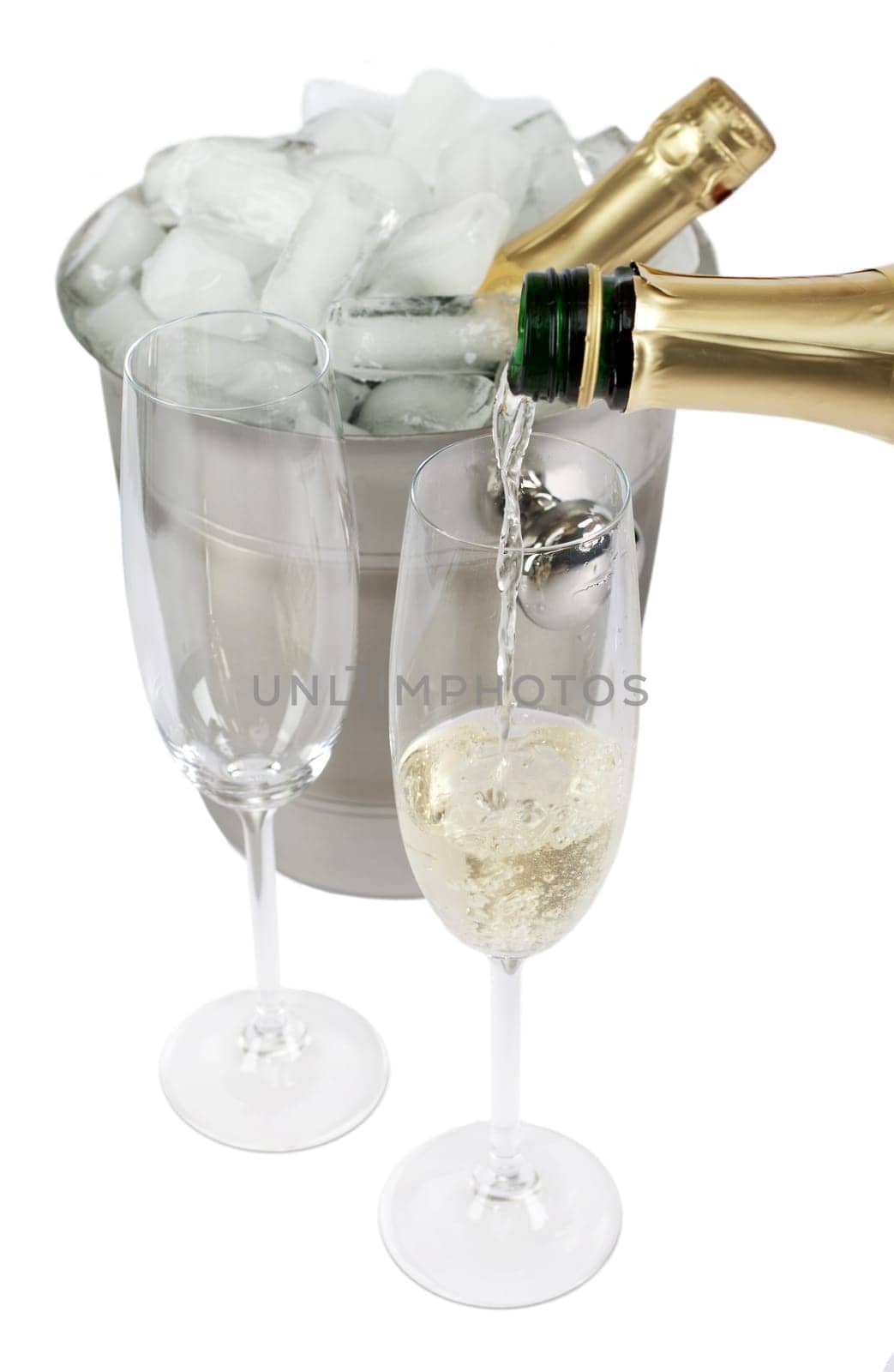 Sparkling wine chilled with ice