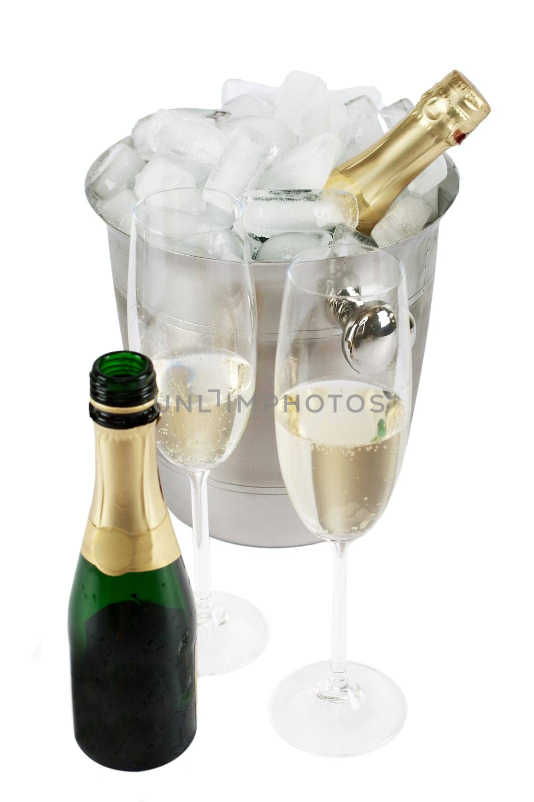Sparkling wine chilled with ice