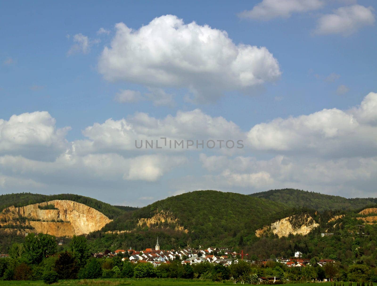 Dossenheim is located a few kilometres north of Heidelberg on the Badische Bergstraße. The Mount of Olives is characterised by the terraces created by rock mining. These reddish former porphyry boulders,which are also visible from the A5 motorway,are