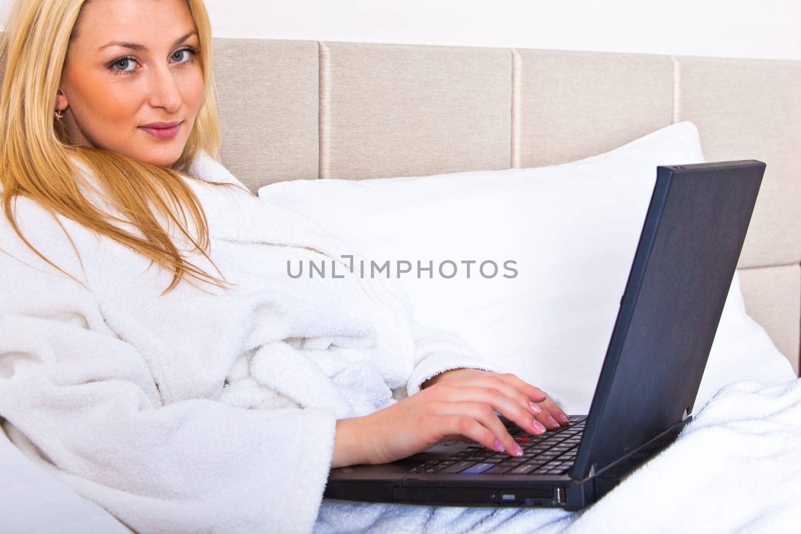 woman looking at computer and laughing