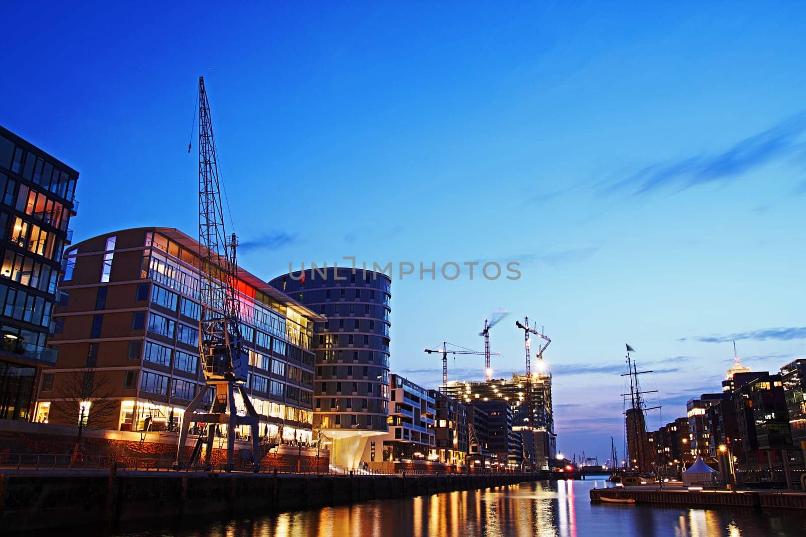 Hamburg Hafencity in the evening (DRI) - View from the Magellan Terraces over the traditional ship harbour at Sandtorkai to the construction site of the Elbphilharmonie. Recorded on 07.04.2010.