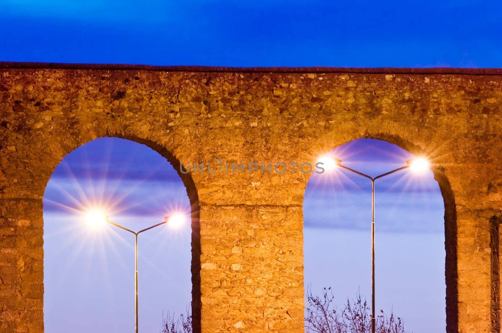 Evora aqueduct by night